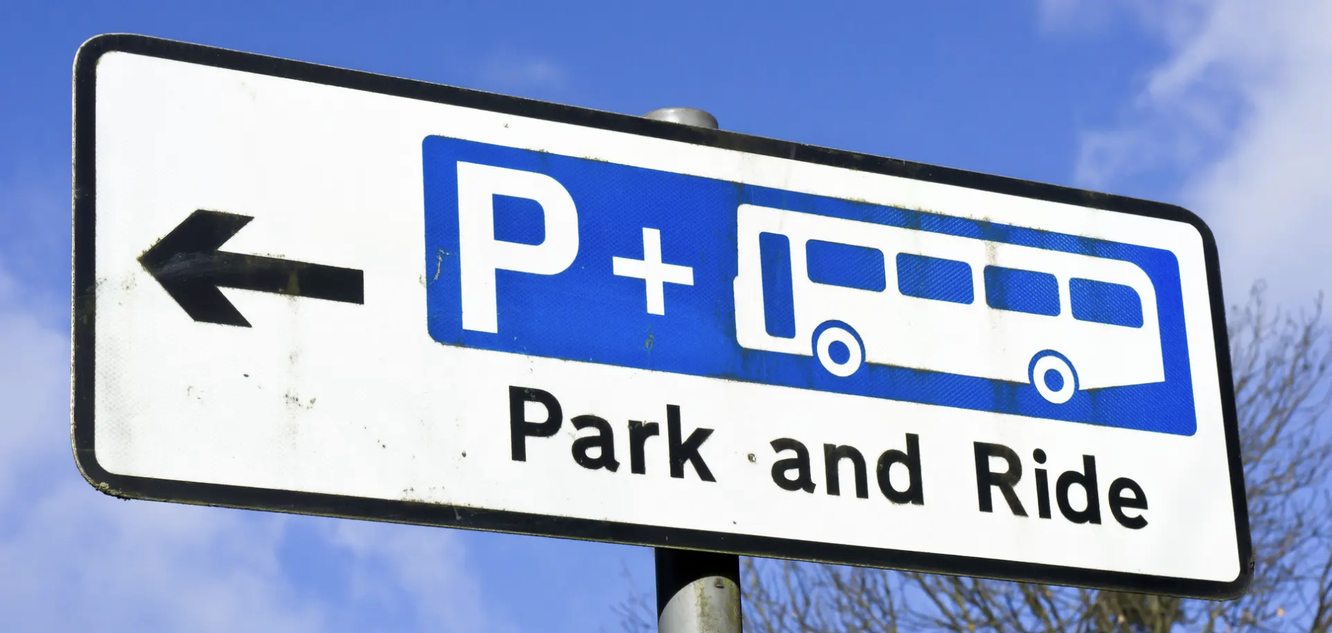 Park-and-Ride-Schild mit P+, Bussymbol und Pfeil nach links